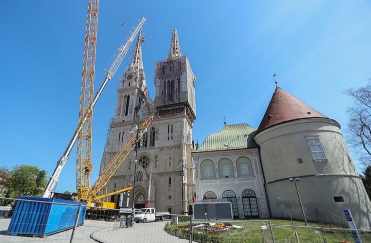 Uspješno uklonjen vrh zvonika zagrebačke katedrale oštećen u potresu